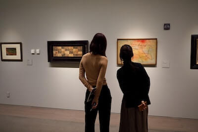 美術館で絵を楽しむ女性
