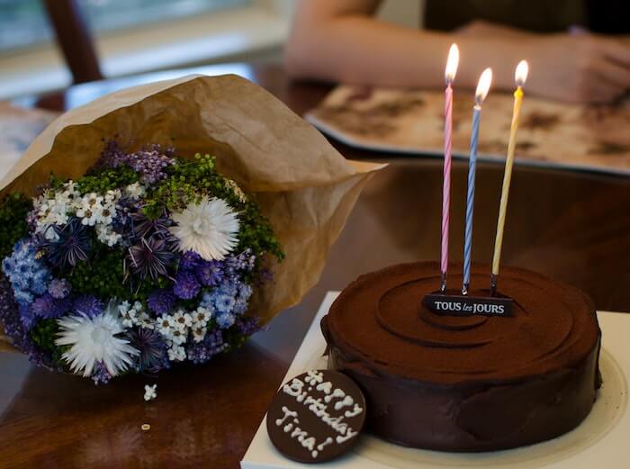 花束と誕生日のチョコレートケーキ