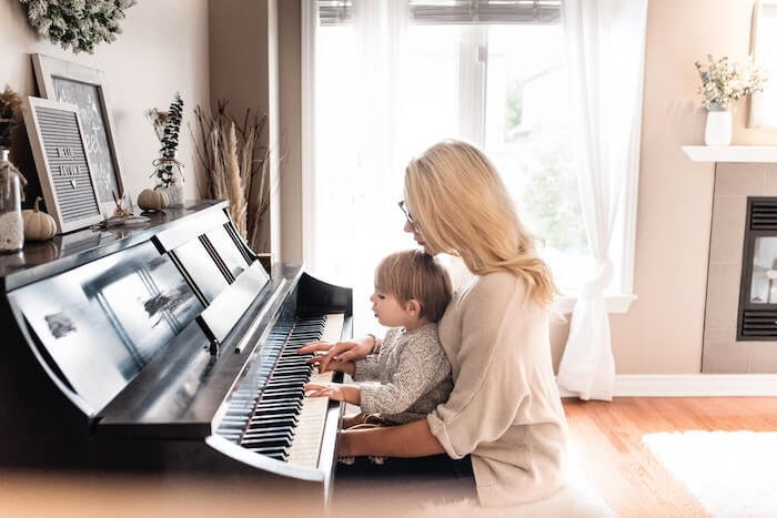 お母さんと一緒にピアノを弾く子供