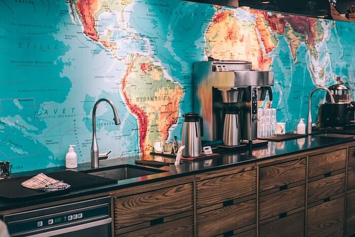世界地図が壁紙のカフェ
