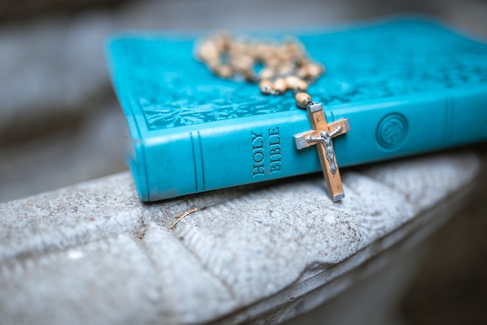 聖書と十字架のペンダント