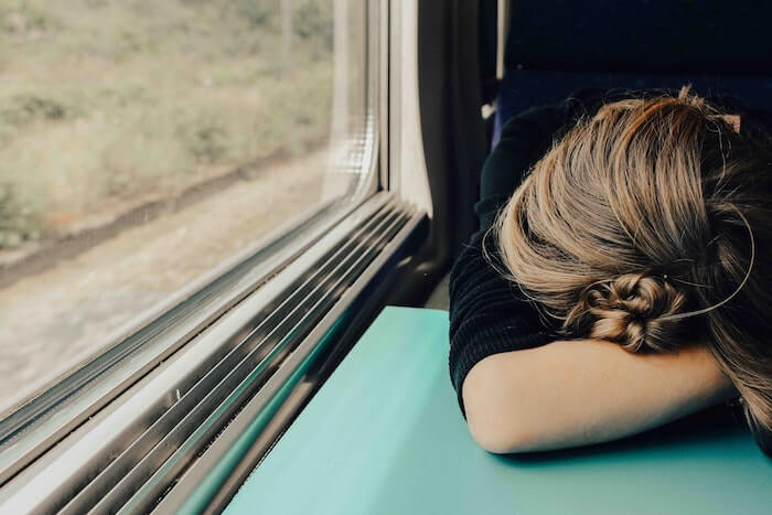 疲れて寝ている列車の乗客