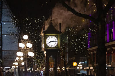 街の中の大きな時計
