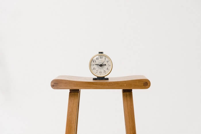 椅子の上の時計