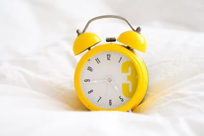 黄色い目覚まし時計