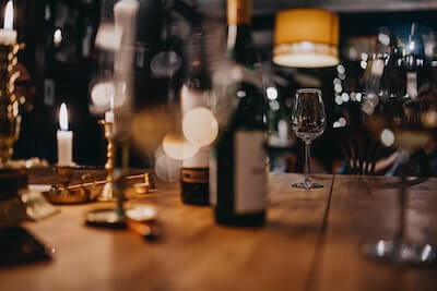 テーブルの上のワイングラスとボトル