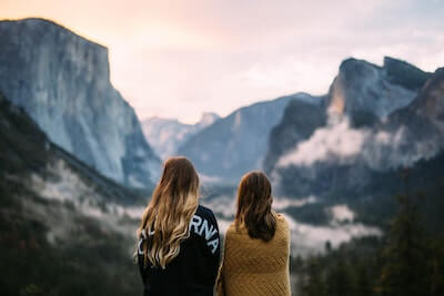 2人の女性と山の景色