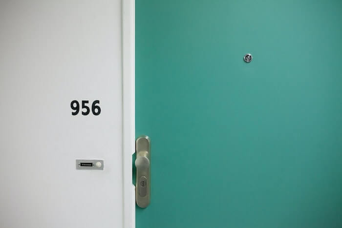 ドアに描かれた部屋番号