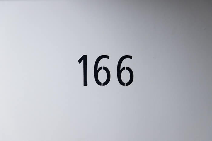 壁に描かれた166の数字