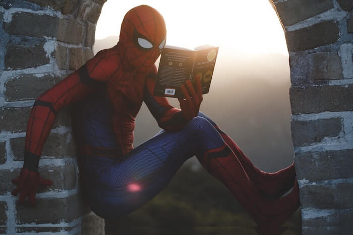本を読むスパイダーマン