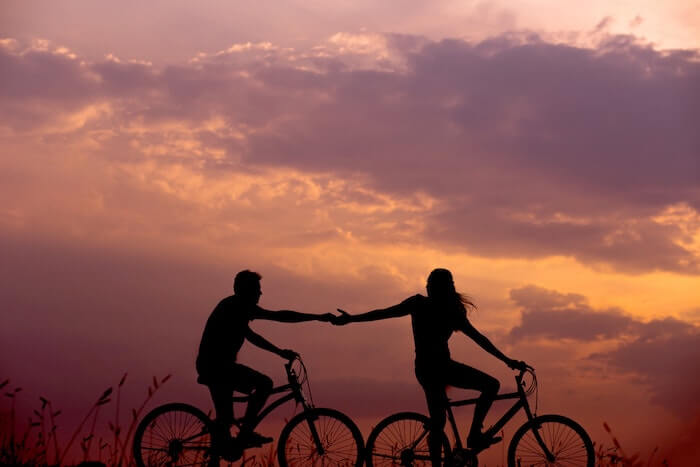 自転車に乗る2人の男女