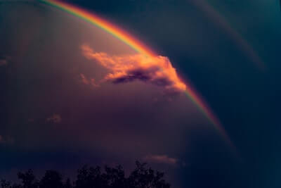 夕方に見える虹