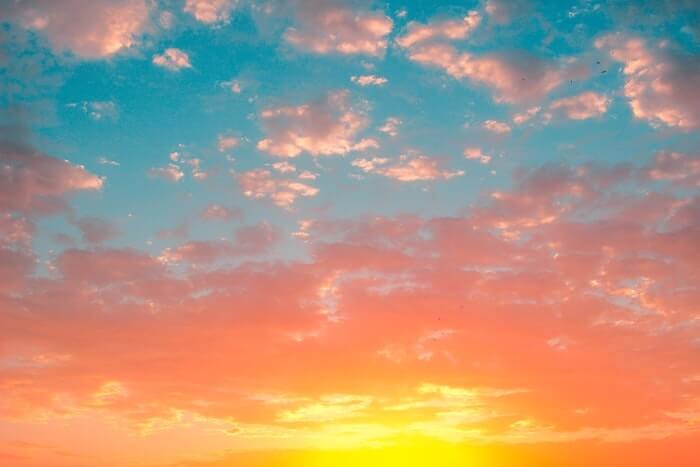 美しい朝焼けの空の景色