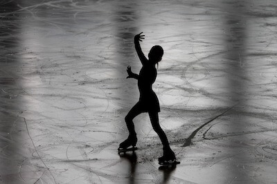 フィギュアスケートをする女性の姿