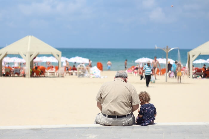ビーチにいるおじいさんと孫