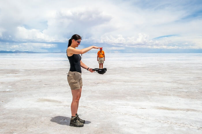 ウユニ塩湖で写真を撮る人