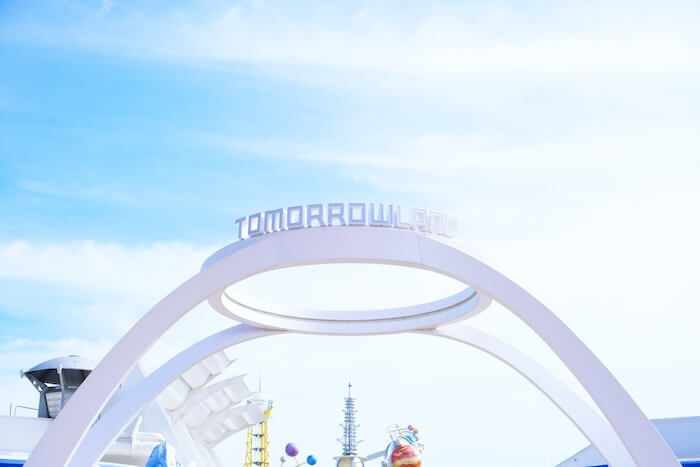 Tomorrowlandの入口のモニュメント