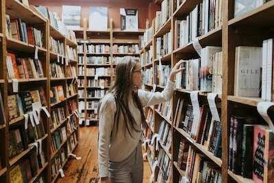 本屋にいる女性