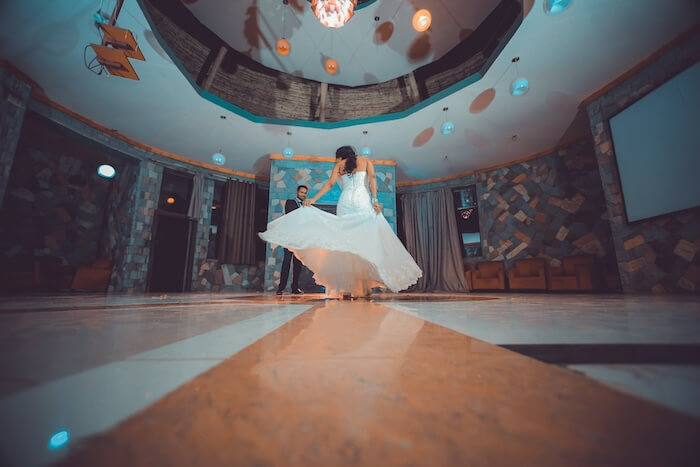 ボールルームの新郎新婦