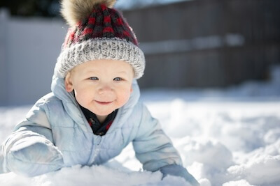 雪の中で遊ぶ子供