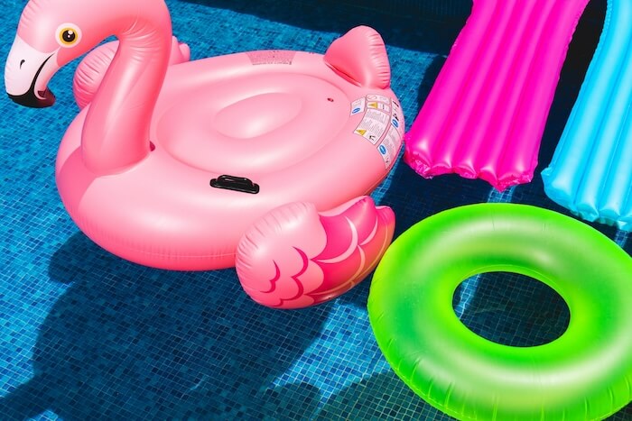 夏のプールの浮き輪