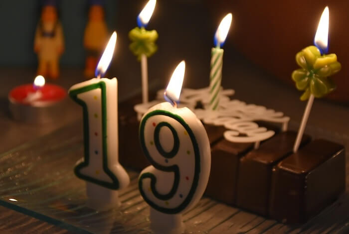 19の誕生日ケーキのろうそく