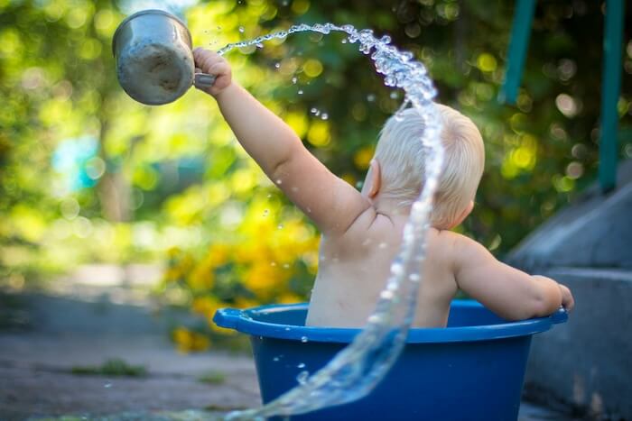 水遊びをする子供